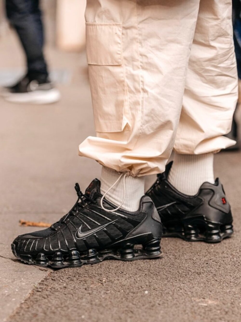 Nike Shox TL series low cut casual shoes for men, black and gold